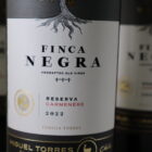 champagne en wijnen de blender Finca Negra Reserva Carmenere
